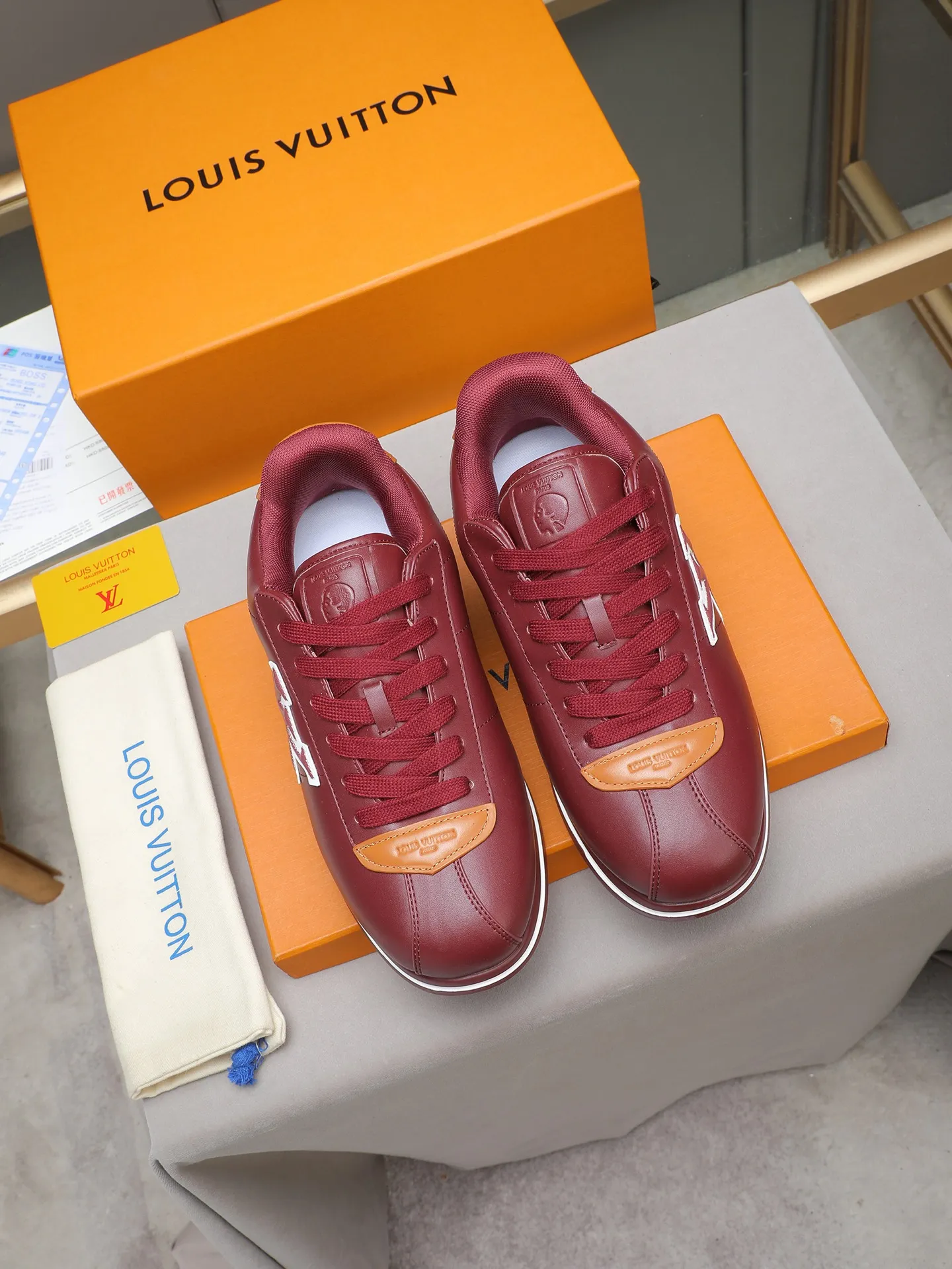 PP560 LV Louis Vuitton L Jialu Brand Runner Tatic Series Thick-soled Casual Sports Shoes Running Shoes Original purchase, development and production This LV Runner Tatic sports shoe combines technical materials such as mesh fabric and ribbons to interpret the inspiration of traditional mountaineering shoes. LV letters are written on one side, the lariat buckle of the quick lacing system is embellished with Monogram flowers and Louis Vuitton logos, and the light and wear-resistant rubber outsole completes the whole. ▪️Fabric: Original imported cowhide + mesh ▪️Inner lining: Original customized breathable mesh ▪️Sole: Original open-molded anti-slip rubber combination material ▪️Size: Men's 38-44 (customized for 45 and 46)